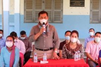 សិស្សក្រីក្រប្រុសស្រី០៦នាក់ នៅឃុំចង្ហា ទទួលបានអំណោយកង់និងសម្ភារះសិក្សាពីលោកឧត្តមសេនីយ៍ទោស្នងការនគរបាលខេត្តបន្ទាយមានជ័យ!!!