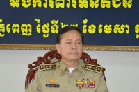 នាយឧត្តមសេនីយ៍ នេត សាវឿន បញ្ជាឱ្យឃាត់ខ្លួនមន្ត្រីនគរបាលប្រើហិង្សា លើអ្នកជិះម៉ូតូ និងត្រូវចាត់វិធានការតាមច្បាប់