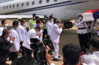 ព្រះសព សម្តេចក្រុមព្រះ នរោត្តម រណឫទ្ធិ បានដង្ហែមកដល់ ប្រទេសកម្ពុជាហើយ