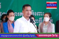 ឯកឧត្តម ស សុខា អញ្ជើញប្រគល់អំណោយ និងពិសាអាហារសាមគ្គីជាមួយនិវត្តន៍ជននៃស្នងការដ្ឋាននគរបាលខេត្តពោធិ៍សាត់